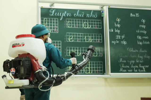 Phun dung dịch Cloramin B tại trường tiểu học Hoàng Diệu (Hà Nội) ngày 1-2