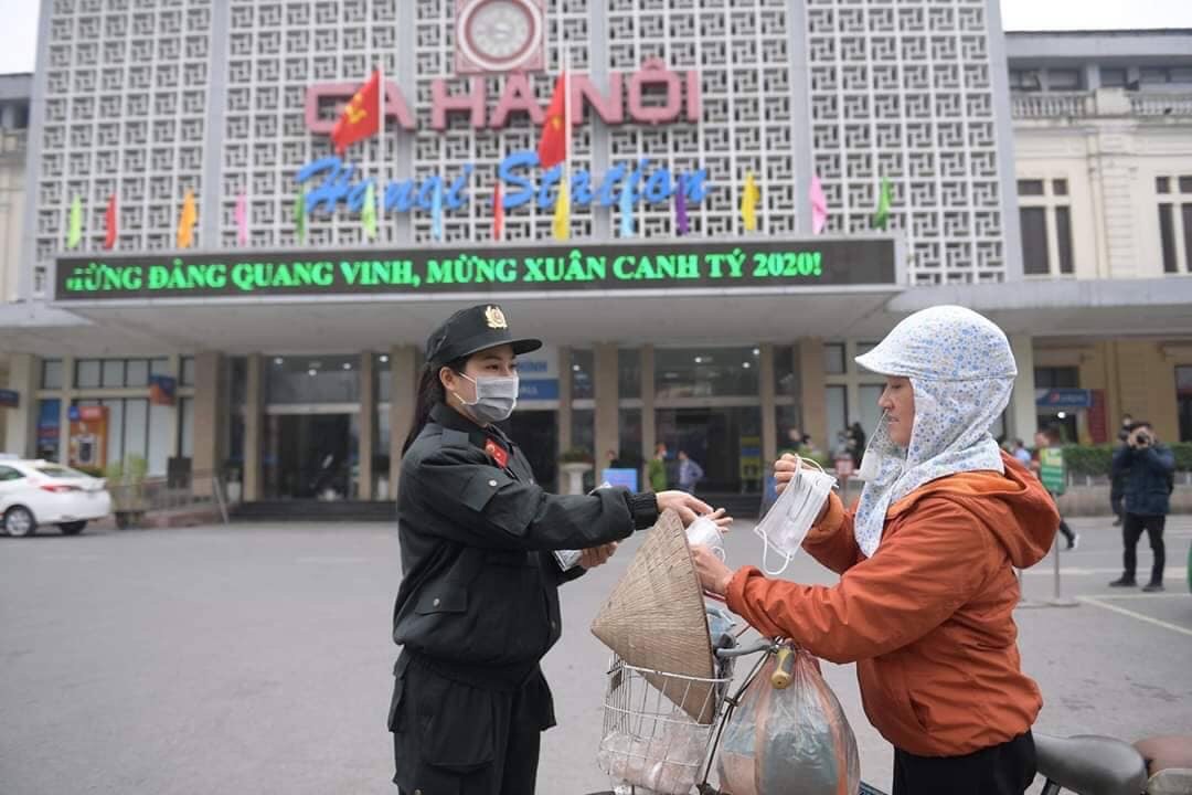 Mỗi người dân sẽ được tặng một túi gồm 3 chiếc khẩu trang, mỗi người chỉ được nhận một lần để tránh tình trạng tích trữ.