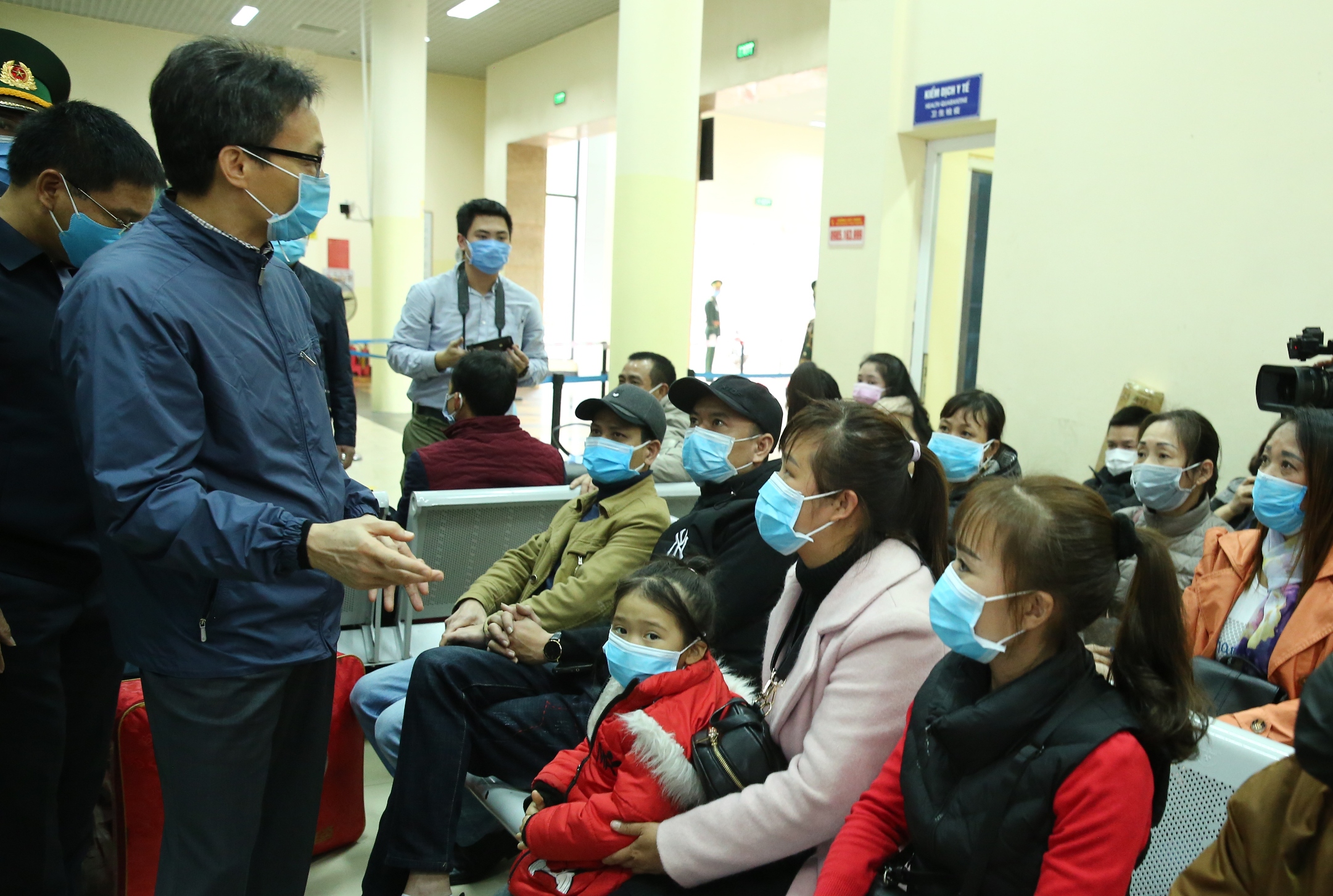 Ph&oacute; Thủ tướng Vũ Đức Đam mong b&agrave; con khắc phục kh&oacute; khăn, chung sức c&ugrave;ng ch&iacute;nh quyền ph&ograve;ng chống dịch bệnh.