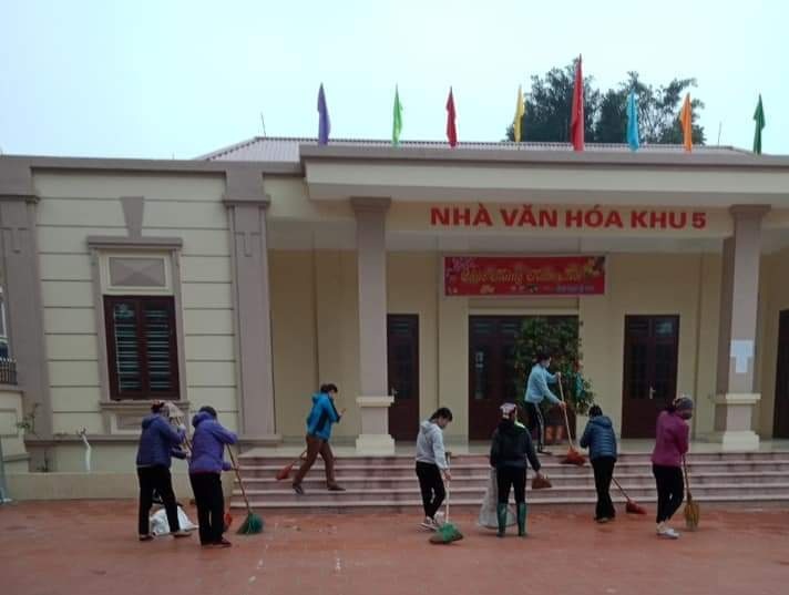 Hội viên phụ nữ tham gia tổng vệ sinh môi trường quanh khu vực nhà văn hóa, điểm sinh hoạt cộng đồng