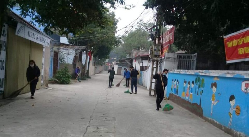 Hội viên phụ nữ tham gia tổng vệ sinh đường làng xóm ngõ