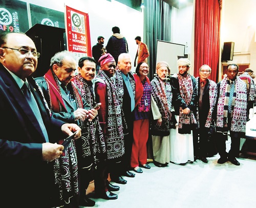 Nhà văn Bùi Việt Thắng (thứ 3 từ trái sang) cùng các nhà văn quốc tế tại Islamabad