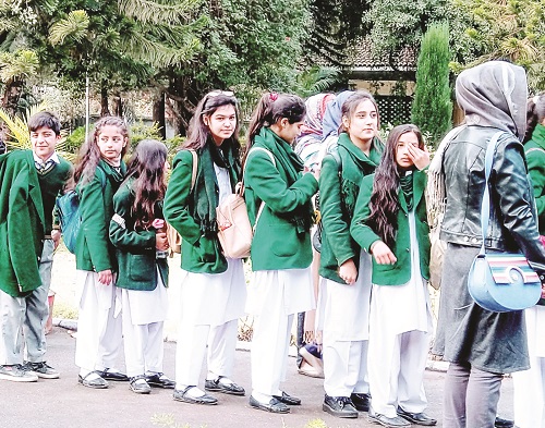 Ngày  thứ Bảy, nhiều đoàn học sinh xếp hàng trật tự vào thăm Bảo tàng quốc gia