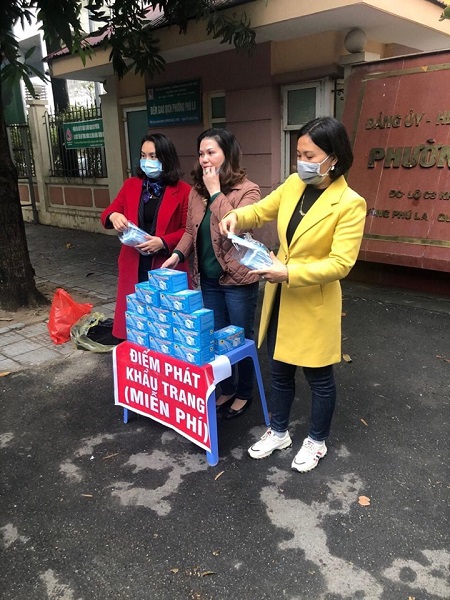 Một điểm ph&aacute;t khẩu trang miễn ph&iacute; của hội vi&ecirc;n Hội Phụ nữ Quận H&agrave; Đ&ocirc;ng