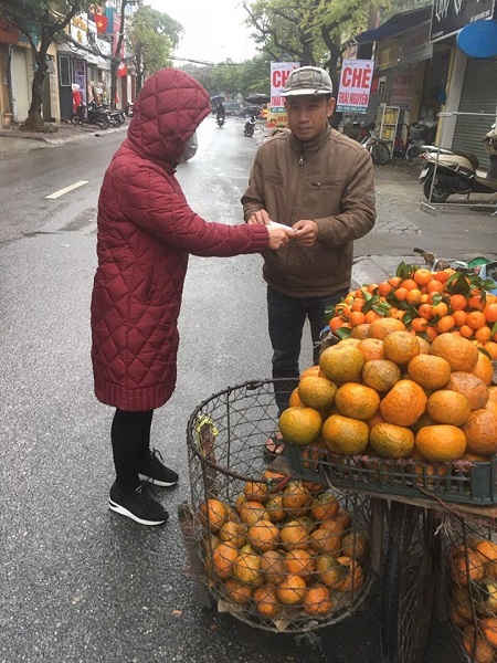 Ph&aacute;t khẩu trang cho những người lao động tự do tr&ecirc;n địa b&agrave;n Quận