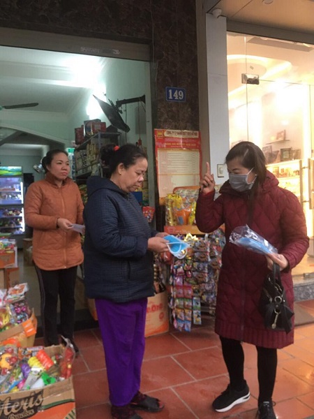 Ph&aacute;t khẩu trang tại c&aacute;c cửa h&agrave;ng kinh doanh, chợ tr&ecirc;n địa b&agrave;n Quận