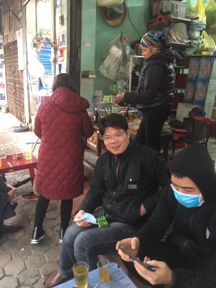 Khẩu trang được ph&aacute;t tại c&aacute;c cửa h&agrave;ng kinh doanh tr&ecirc;n địa b&agrave;n Quận