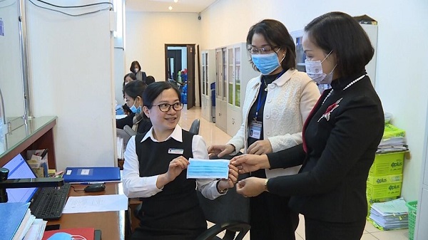 Ph&aacute;t khẩu trang tại cơ quan, đơn vị tr&ecirc;n địa b&agrave;n Quận (Ảnh: Hội LHPN Quận H&agrave; Đ&ocirc;ng)