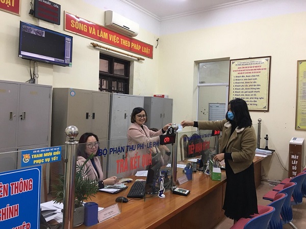 Ph&aacute;t khẩu trang tại cơ quan, đơn vị tr&ecirc;n địa b&agrave;n Quận