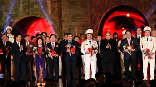 Thủ tướng Ch&iacute;nh phủ Nguyễn Xu&acirc;n Ph&uacute;c v&agrave; Trưởng Ban Tuy&ecirc;n gi&aacute;o Trung ương V&otilde; Văn Thưởng trao&nbsp;Kỷ niệm chương cho tổ chức đảng v&agrave; đảng vi&ecirc;n ti&ecirc;u biểu tại H&agrave; Nội.