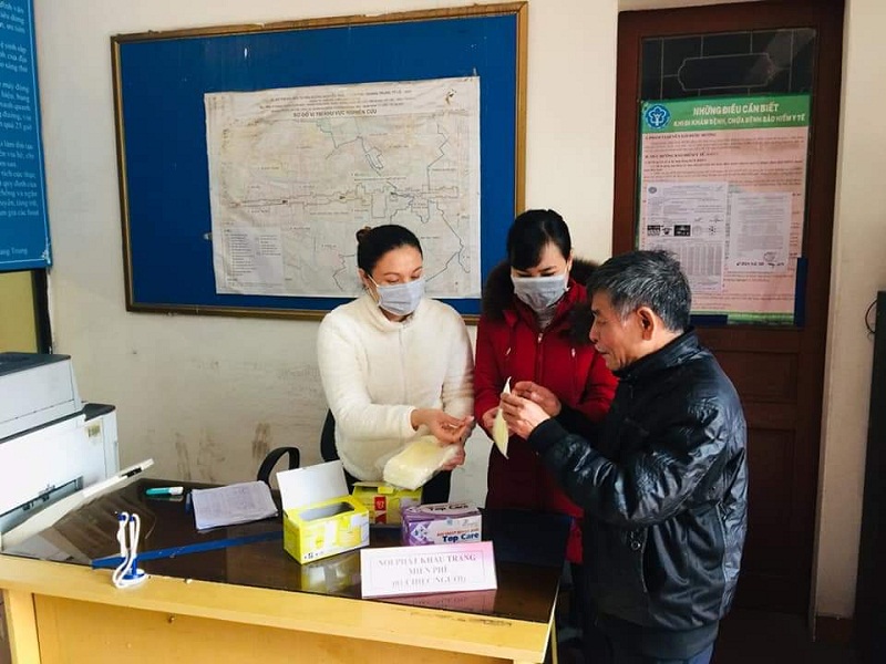 Từ ng&agrave;y 30/1, Hội LHPN c&aacute;c phường Quang Trung, Ph&uacute; Lương, Ph&uacute; La, Vạn Ph&uacute;c&hellip; quận H&agrave; Đ&ocirc;ng đ&atilde; tổ chức ph&aacute;t khẩu trang miễn ph&iacute; cho c&ocirc;ng d&acirc;n đến li&ecirc;n hệ giải quyết c&ocirc;ng việc tại trụ sở UBND phường, người lao động tự do v&agrave; hội vi&ecirc;n phụ nữ ngh&egrave;o tr&ecirc;n địa b&agrave;n.