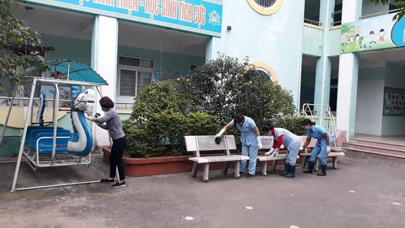 C&aacute;n bộ hội vi&ecirc;n phụ nữ tr&ecirc;n địa b&agrave;n quận Long Bi&ecirc;n phối hợp với c&aacute;c nh&agrave; trường tổng vệ sinh tham gia tổng vệ sinh