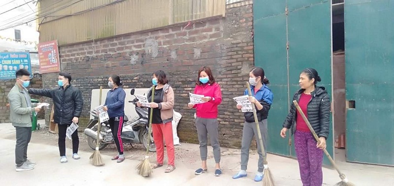 Trong ng&agrave;y 2/2: 100 % cơ sở Hội của Hội LHPN huyện Gia L&acirc;m đ&atilde; tổ chức ra qu&acirc;n tổng vệ sinh m&ocirc;i trường v&agrave; duy tr&igrave; thực hiện v&agrave;o chiều Chủ nhật h&agrave;ng tuần; phối hợp với c&aacute;c nh&agrave; trường, đo&agrave;n thể phun h&oacute;a chất khử khuẩn tại 100% c&aacute;c trường  học, chợ d&acirc;n sinh v&agrave; UBND c&aacute;c x&atilde;, thị trấn nhằm t&iacute;ch cực ph&ograve;ng chống dịch bệnh vi&ecirc;m đường h&ocirc; hấp cấp do virut corona g&acirc;y ra