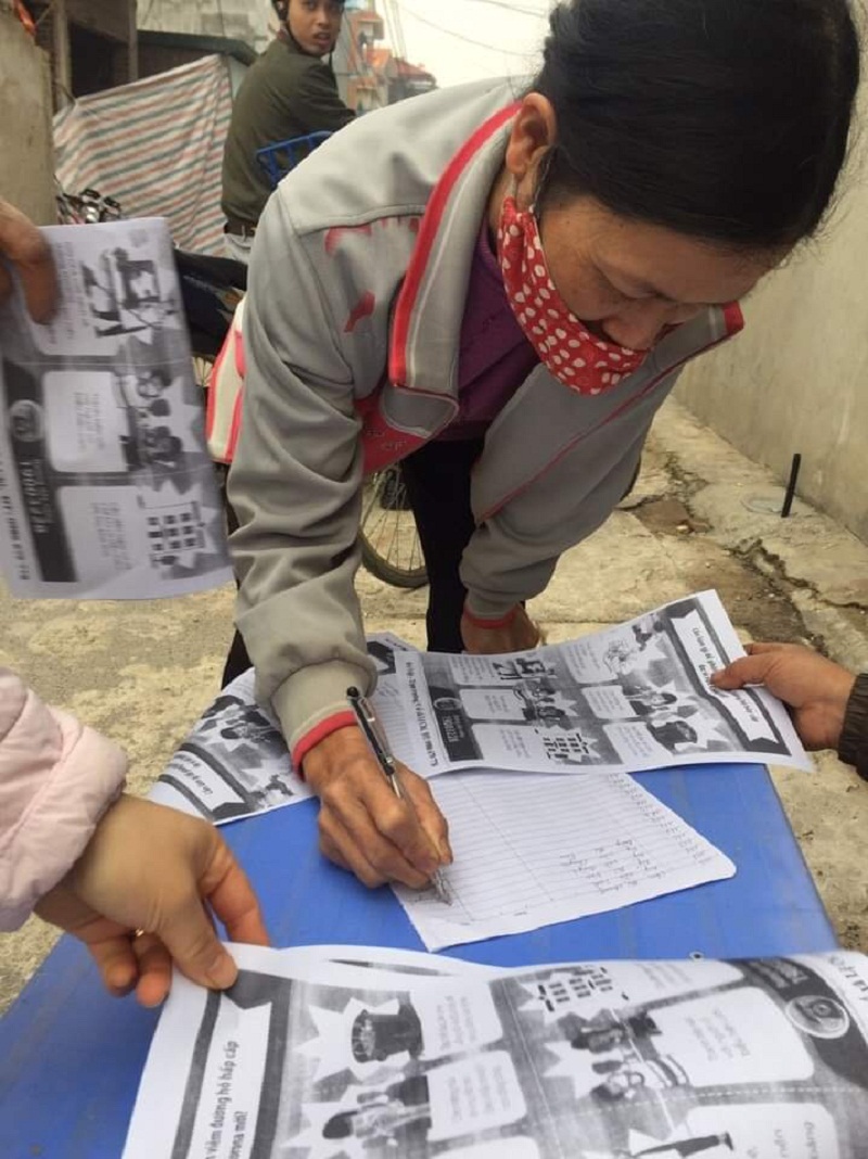 Chị em hội vi&ecirc;n phụ nữ huyện Gia L&acirc;m nhận t&agrave;i liệu tuy&ecirc;n truyền về ph&ograve;ng chống dịch nCoV do Hội LHPN ph&aacute;t