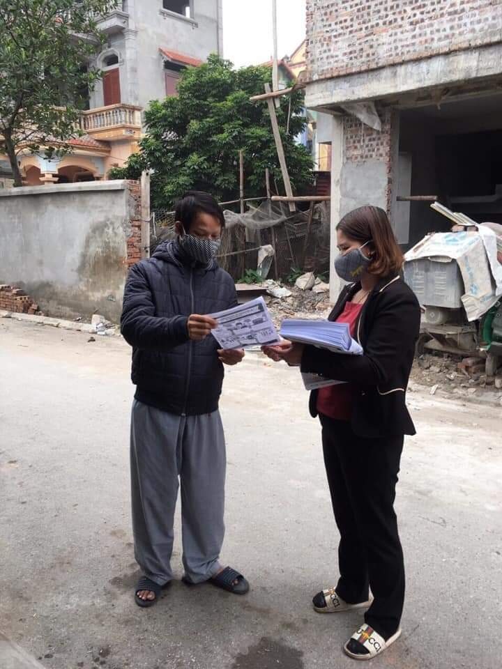 C&aacute;n bộ, hội vi&ecirc;n phụ nữ huyện Gia L&acirc;m ph&aacute;t tờ rơi tuy&ecirc;n truyền cho người d&acirc;n về ph&ograve;ng chống dịch nCoV