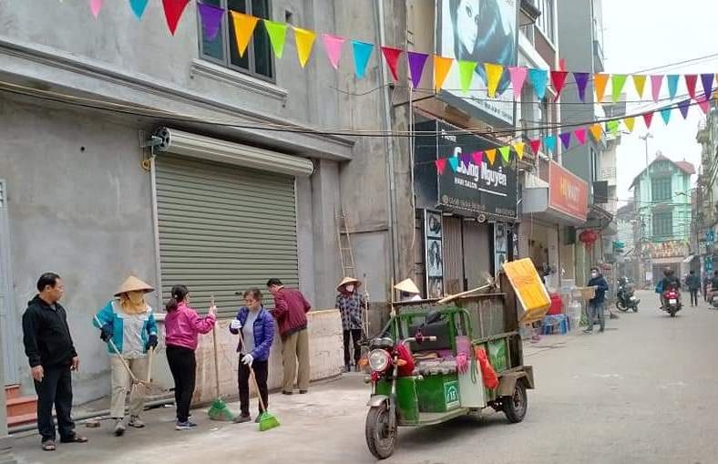 C&aacute;n bộ hội vi&ecirc;n phụ nữ Thị trấn Tr&acirc;u Quỳ, huyện Gia L&acirc;m tham gia tổng vệ sinh đường phố đảm bảo m&ocirc;i trường sạch sẽ để dịch bệnh kh&ocirc;ng c&oacute; điều kiện ph&aacute;t sinh