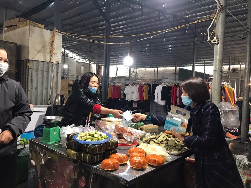 Hội LHPN quận Long Bi&ecirc;n c&oacute; c&ocirc;ng văn chỉ đạo cơ sở tăng cường tuy&ecirc;n truyền ph&ograve;ng chống dịch v&agrave; ra qu&acirc;n tổng vệ sinh m&ocirc;i trường, phối hợp Đo&agrave;n thanh ni&ecirc;n ph&aacute;t khẩu trang miễn ph&iacute;  v&agrave; phun độc khử tr&ugrave;ng  c&aacute;c trường học v&agrave; xung quanh chợ  v&agrave; những nơi c&ocirc;ng cộng c&oacute; nguy cơ l&acirc;y nhiễm cao