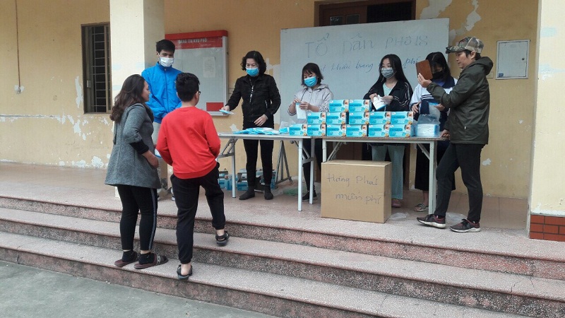 C&aacute;n bộ hội vi&ecirc;n phụ nữ Long Bi&ecirc;n phối hợp với đo&agrave;n thanh ni&ecirc;n ph&aacute;t khẩu trang miễn ph&iacute; cho người d&acirc;n