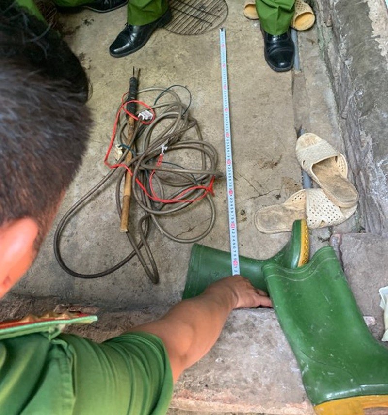 Một người phụ nữ tử vong trên giường ngủ với vết cháy ở cổ - ảnh 1