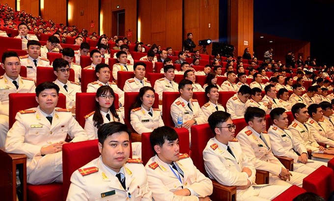 Đại biểu c&aacute;c lực lượng vũ trang tham dự buổi lễ.