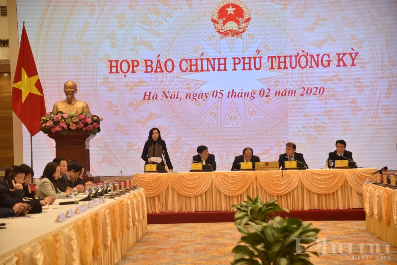 Thứ trưởng Bộ T&agrave;i ch&iacute;nh th&ocirc;ng tin tại buổi họp b&aacute;o.