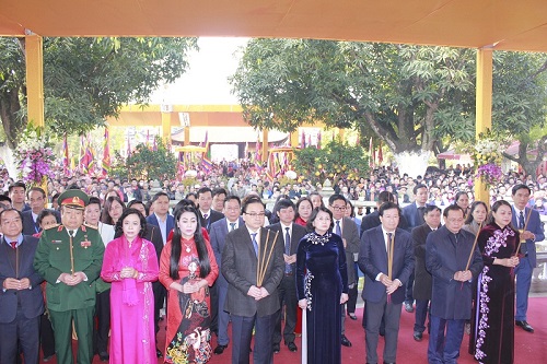 C&aacute;c đồng ch&iacute; l&atilde;nh đạo Trung ương v&agrave; th&agrave;nh phố H&agrave; Nội d&acirc;ng hương tại đền thờ Hai B&agrave; Trưng