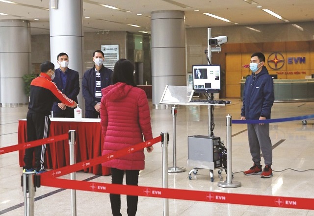 EVN lắp đặt m&aacute;y đo th&acirc;n nhiệt tại T&ograve;a nh&agrave; EVN, số 11 Cửa Bắc, Ba Đ&igrave;nh, H&agrave; Nội - Ảnh: Ngọc H&agrave;