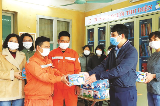L&atilde;nh đạo C&ocirc;ng ty Điện lực Thanh Tr&igrave; ph&aacute;t khẩu trang cho CBCNV - Nguồn ảnh: ĐVCC