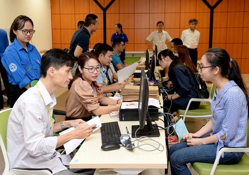 Th&iacute; sinh nhập học trường đại học Kinh tế quốc d&acirc;n năm 2019