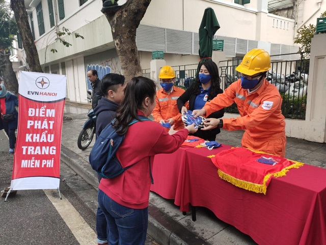 EVN Hà Nội phát khẩu trang miễn phí cho người dân. EVN Hà Nội phát khẩu trang miễn phí cho người dân.
