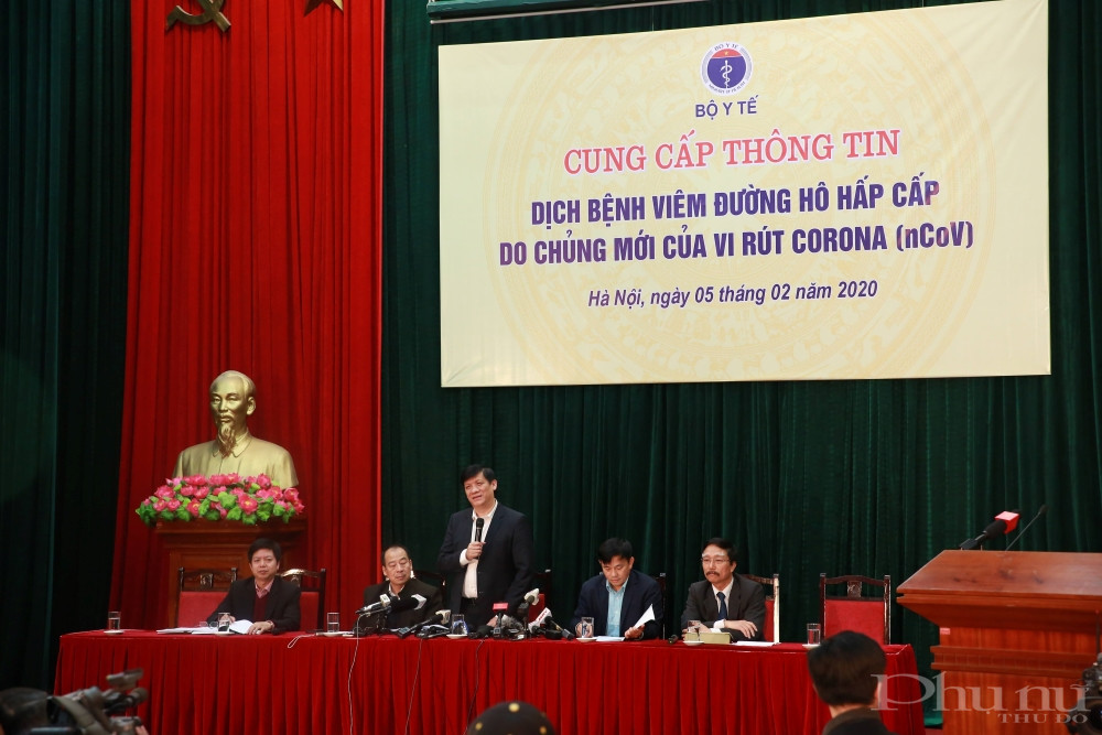 Thứ trưởng Bộ Y tế Nguyễn Thanh Long thông tin tại buổi họp báo