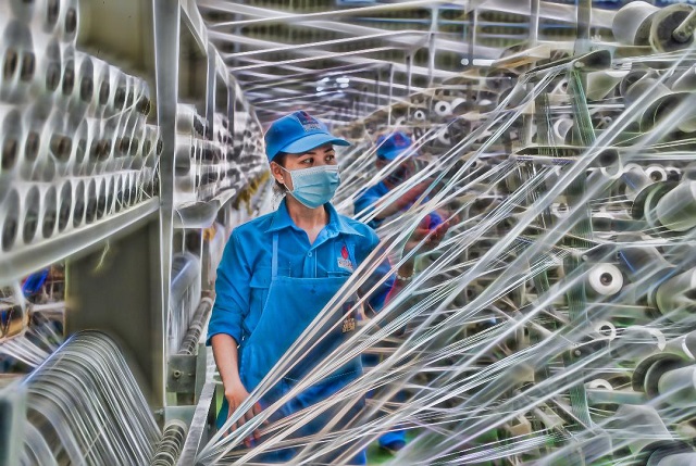 Nữ công nhân trên dây chuyền sản xuất. Nữ công nhân trên dây chuyền sản xuất.