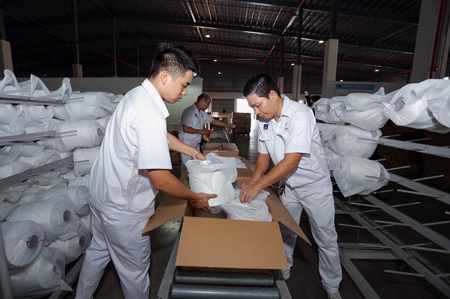 Đóng gói sản phẩm sợi DTY trước khi xuất bán. Đóng gói sản phẩm sợi DTY trước khi xuất bán.