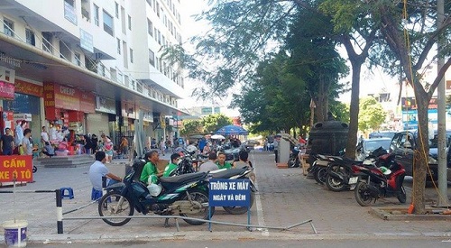 Không gian công cộng của chung cư bị lấn chiếm làm bãi giữ xe