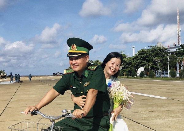 Cô giáo Hà Mai Thanh hạnh phúc trong những ngày đến thăm Trường Sa