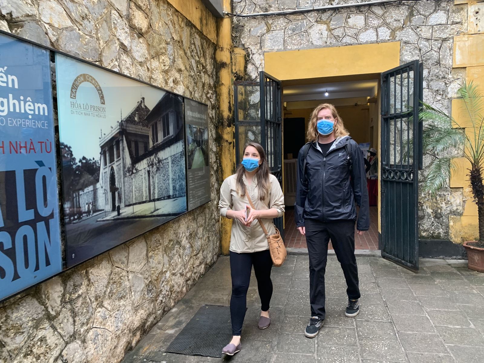 Du khách nước ngoài vào tham quan tại di tích Nhà tù Hỏa Lò cảm thấy yên tâm với môi trường đảm bảo.