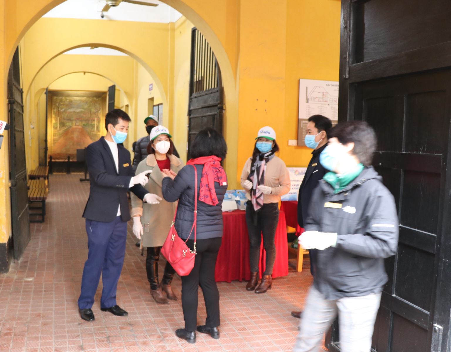 Di tích Nhà tù Hỏa Lò đón khách và chuẩn bị nước khử trùng tay, khẩu trang cho khách trước khi vào tham quan