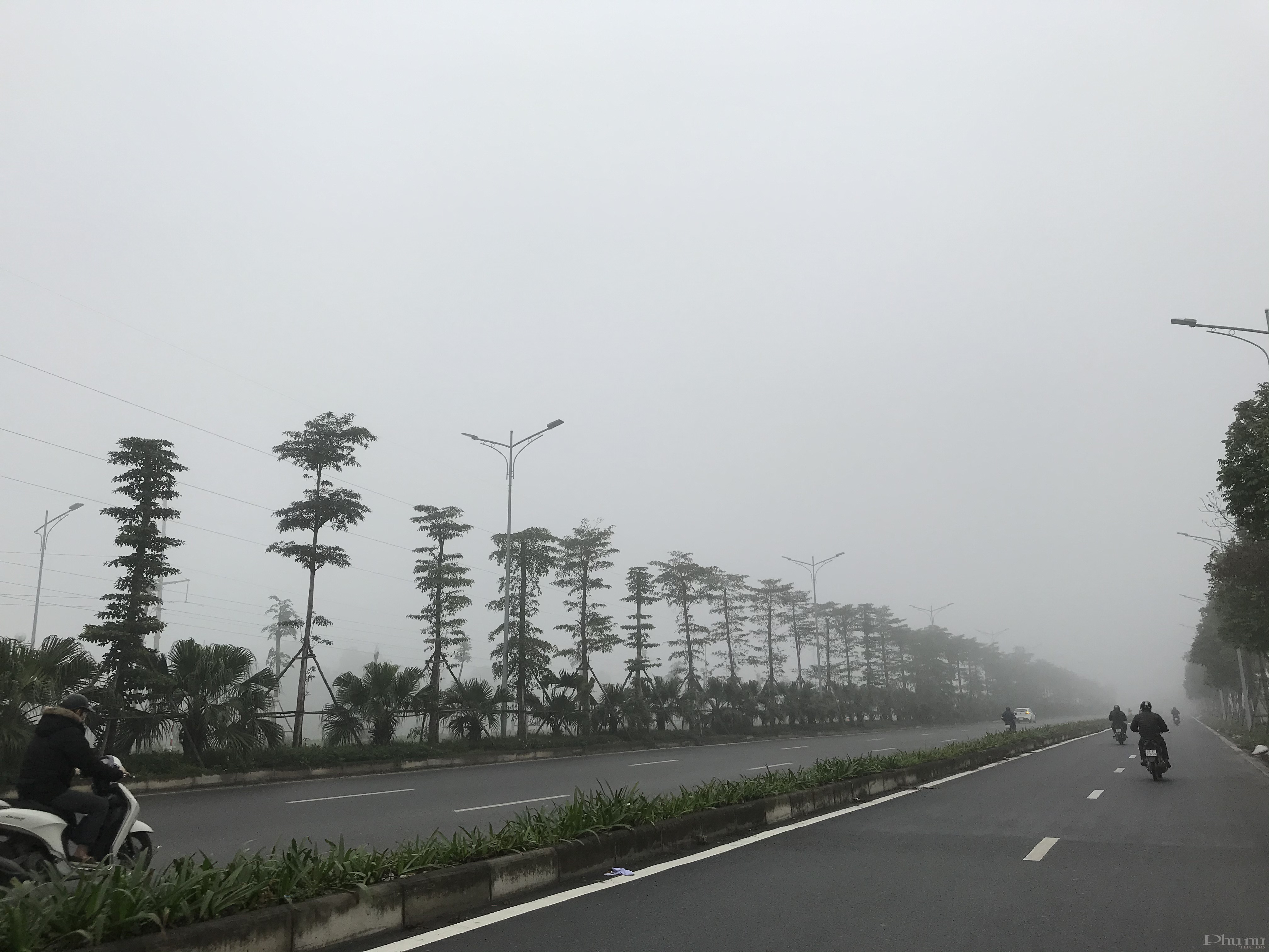 Sương mù dày đặc khiến việc di chuyển của người dân gặp nhiều khó khăn. 9h sáng nhưng nhiều xe ô tô, xe máy phải bật đèn khi di chuyển trên đường. Sương mù dày đặc khiến việc di chuyển của người dân gặp nhiều khó khăn. 9h sáng nhưng nhiều xe ô tô, xe máy phải bật đèn khi di chuyển trên đường.