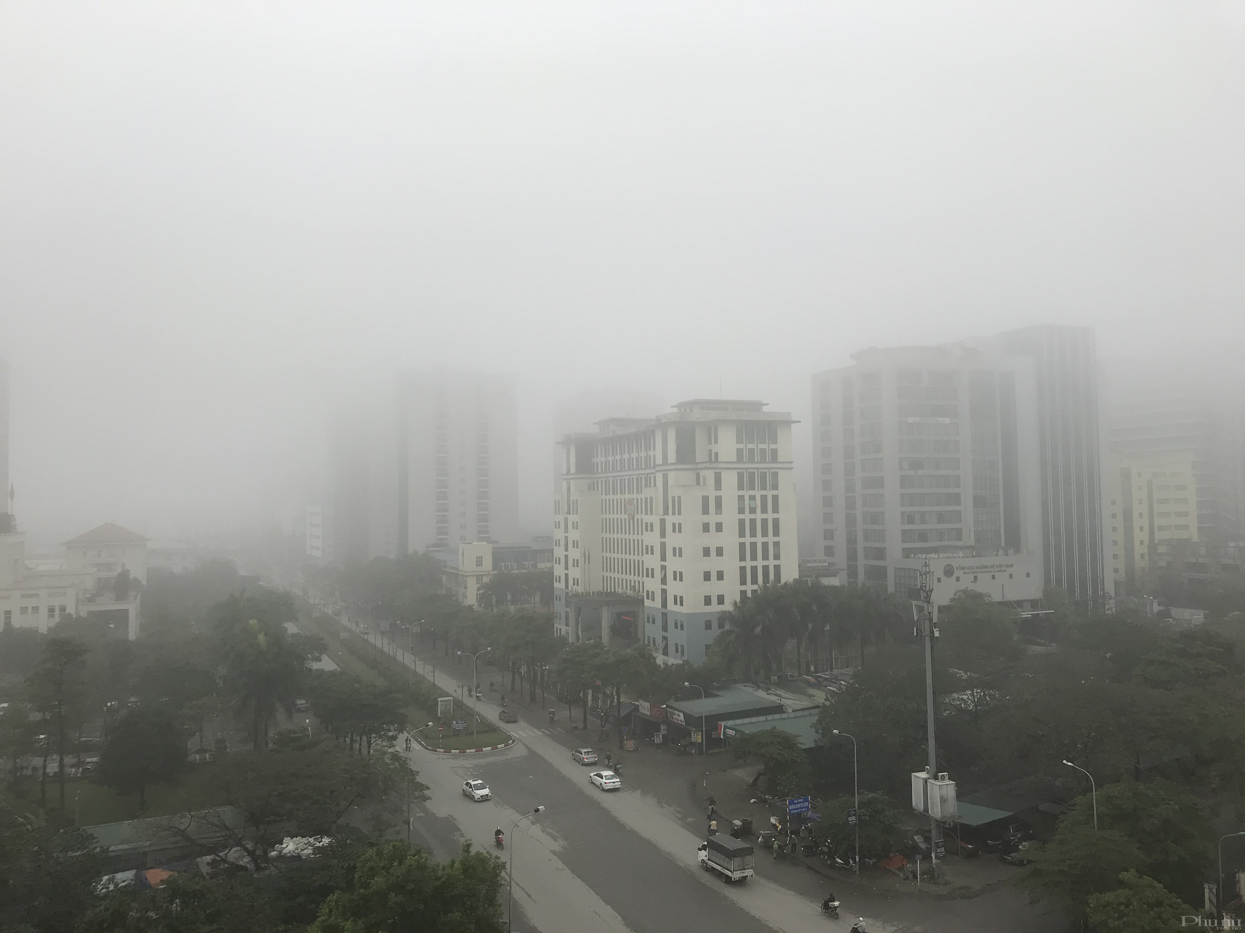 Nhìn từ một góc trên cao ở phố Tôn Thất Thuyết (Cầu Giấy, Hà Nội), Hà Nội như một thành phố mờ sương. Nhìn từ một góc trên cao ở phố Tôn Thất Thuyết (Cầu Giấy, Hà Nội), Hà Nội như một thành phố mờ sương.