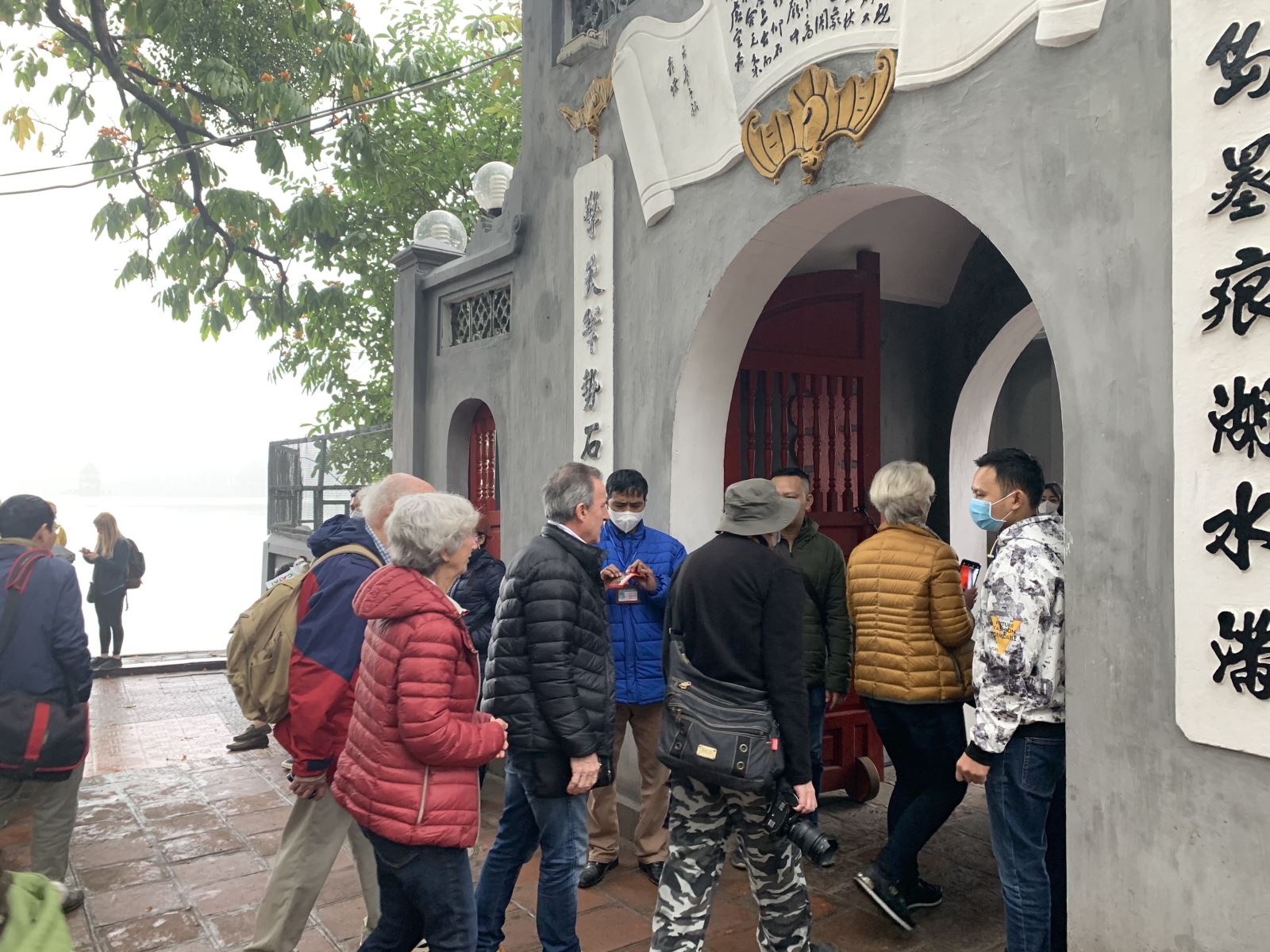 8 giờ sáng ngày 6/2, đền Ngọc Sơn mở cửa đón các đoàn khách tham quan.