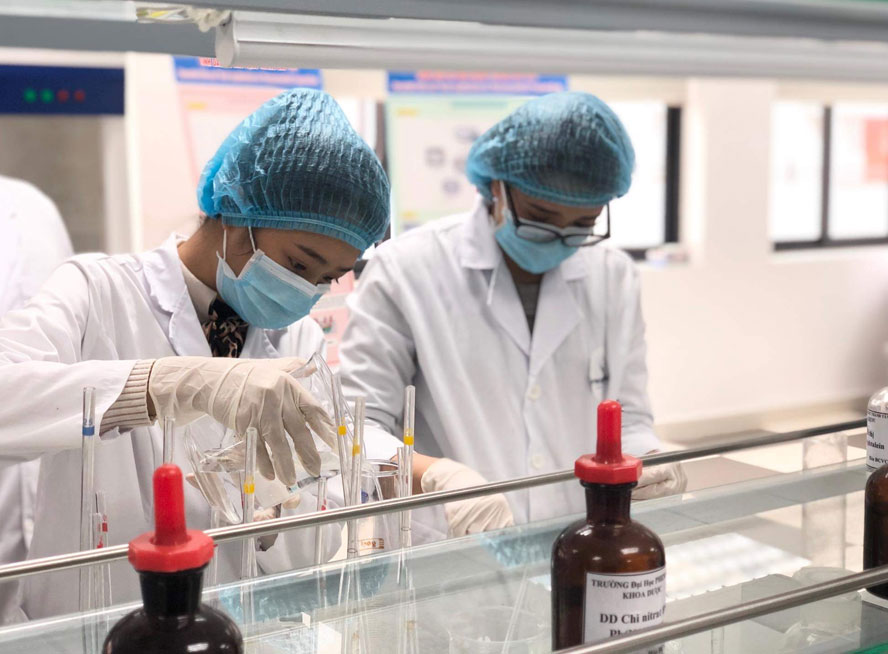 Trường Đại học Phenikaa pha chế nước rửa tay phòng, chống nCoV dành cho cán bộ, sinh viên của đơn vị và các trường học, dân cư tại khu vực. Trường Đại học Phenikaa pha chế nước rửa tay phòng, chống nCoV dành cho cán bộ, sinh viên của đơn vị và các trường học, dân cư tại khu vực.