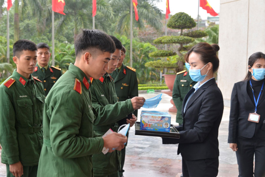Bảo tàng Hồ Chí Minh phát khẩu trang miễn phí cho du khách.