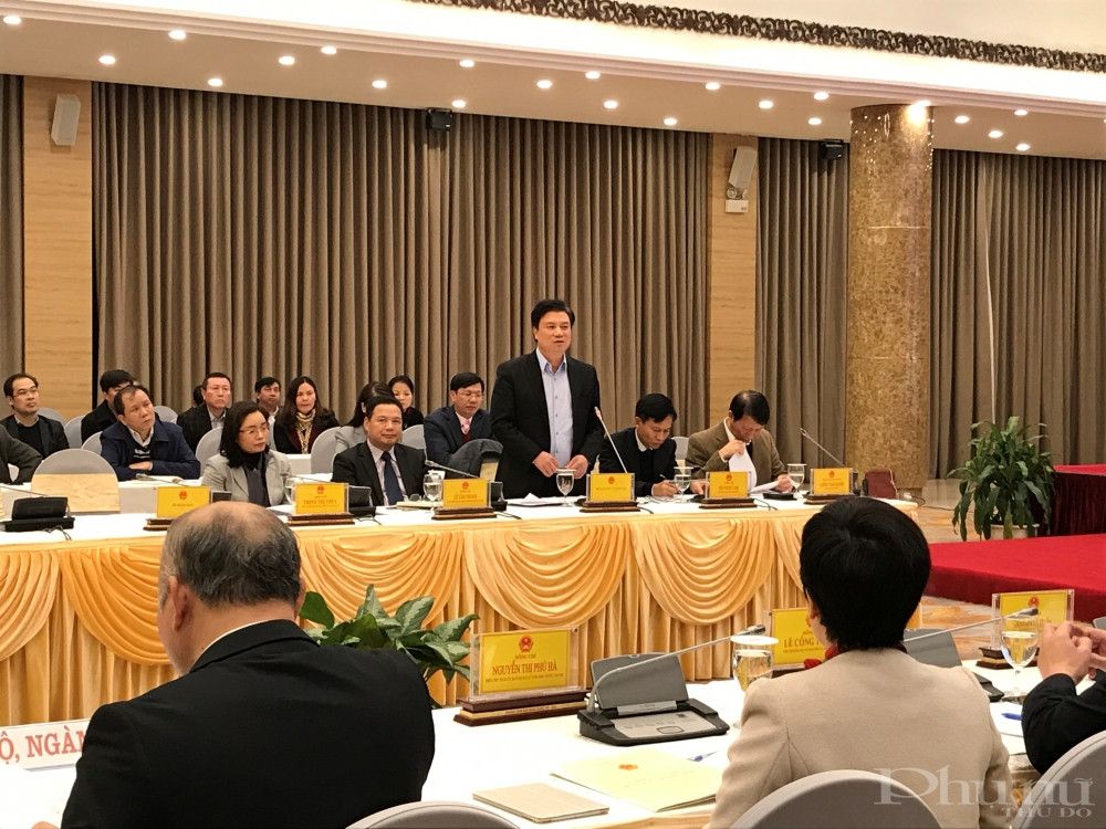 Thứ trưởng Bộ Giáo dục và Đào tạo thông tin tại buổi họp báo