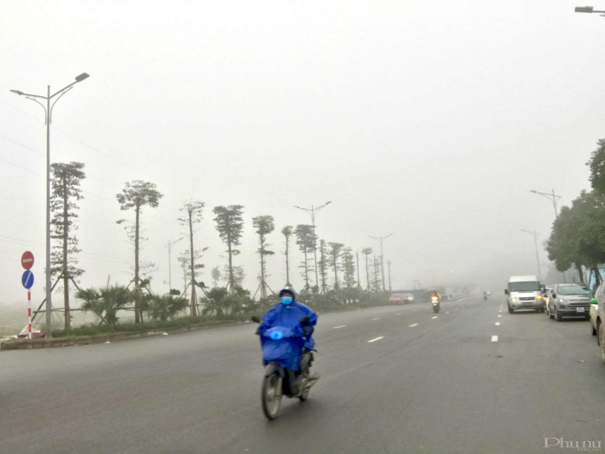 Sương mù kèm mưa phùn lất phất, ẩm ướt nên nhiều người dân phải mặc thêm áo mưa khi di chuyển trên đường. Sương mù kèm mưa phùn lất phất, ẩm ướt nên nhiều người dân phải mặc thêm áo mưa khi di chuyển trên đường.