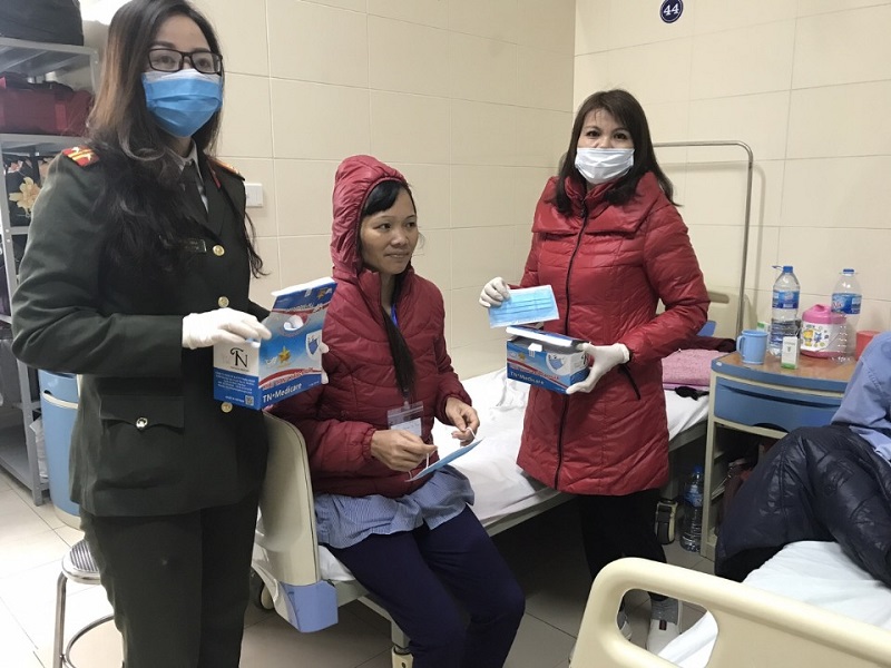 Cán hộ hội viên huyện Thanh Trì phát khẩu trang miễn phí cho bệnh nhân và người nhà tại viện K3 xã Tân Triều Cán hộ hội viên huyện Thanh Trì phát khẩu trang miễn phí cho bệnh nhân và người nhà tại viện K3 xã Tân Triều