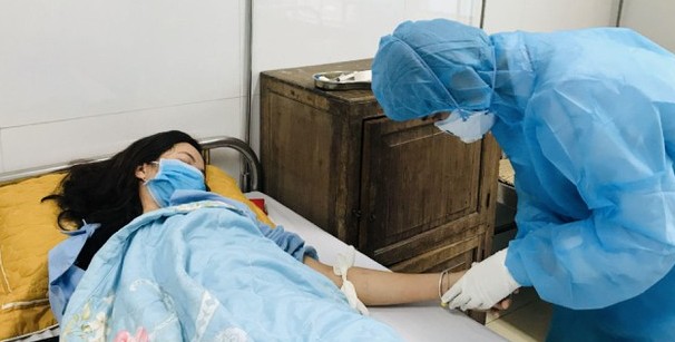 Bác sĩ bệnh viện Đa khoa tỉnh Thanh Hóa điều trị cho bệnh nhân nhiễm nCoV