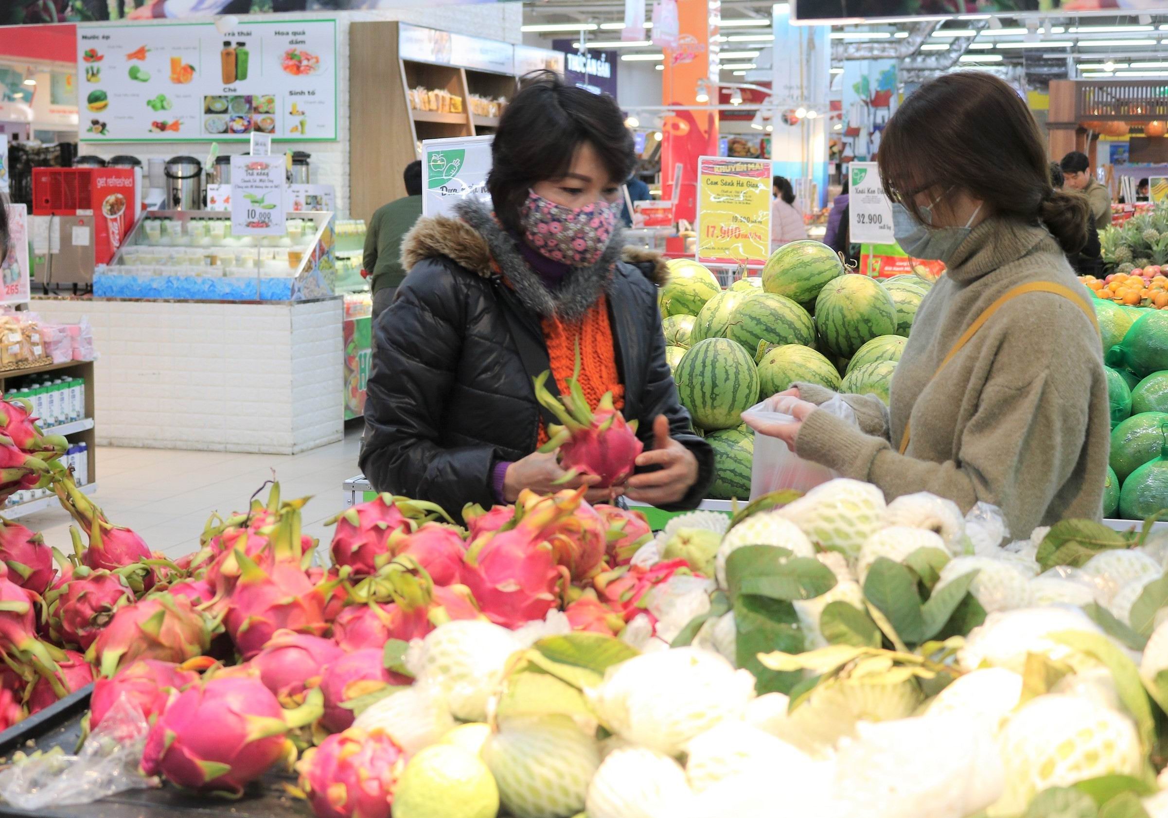 Thanh long v&agrave; dưa hấu được b&agrave;y b&aacute;n tr&ecirc;n kệ h&agrave;ng của Big C