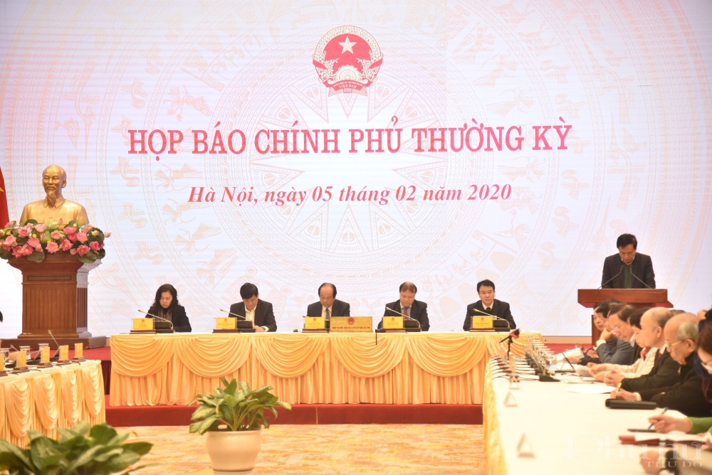 Quang cảnh buổi họp b&aacute;o Ch&iacute;nh phủ