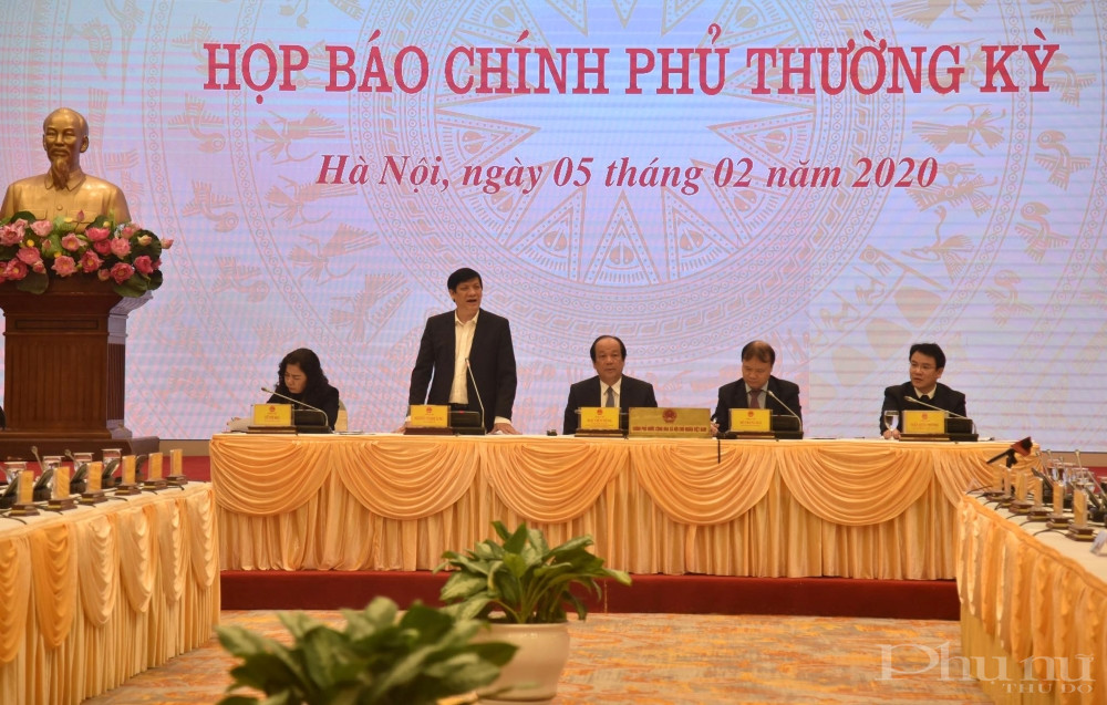 Thứ trưởng Bộ Y tế trả lời thắc mắc của ph&oacute;ng vi&ecirc;n tại buổi họp b&aacute;o