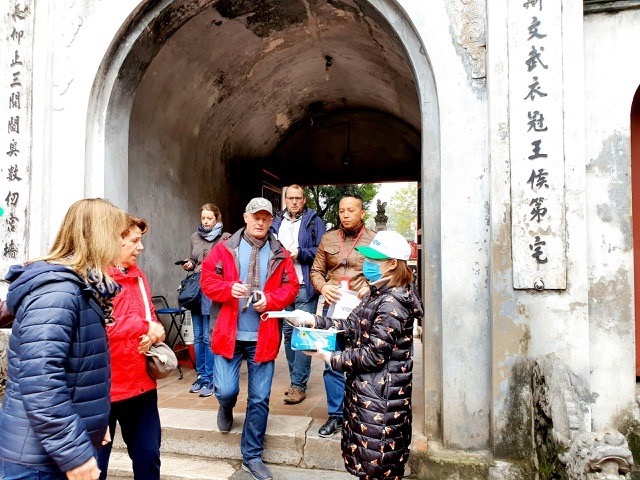 Di tích Văn Miếu - Quốc Tử Giám phát khẩu trang miễn phí cho du khách.